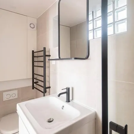 Beautiful In Small House Near Eiffel Tower *