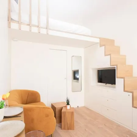 Beautiful In Small House Near Eiffel Tower París