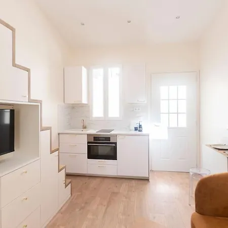 Beautiful In Small House Near Eiffel Tower *