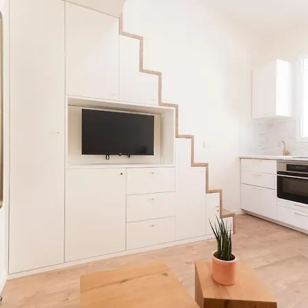 Beautiful Studio In A Small House Near Eiffel Tower 아파트 파리