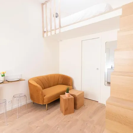 Beautiful Studio In A Small House Near Eiffel Tower 아파트 *