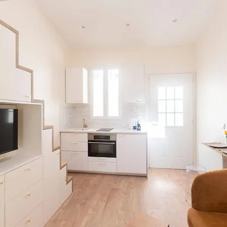 Beautiful Studio In A Small House Near Eiffel Tower