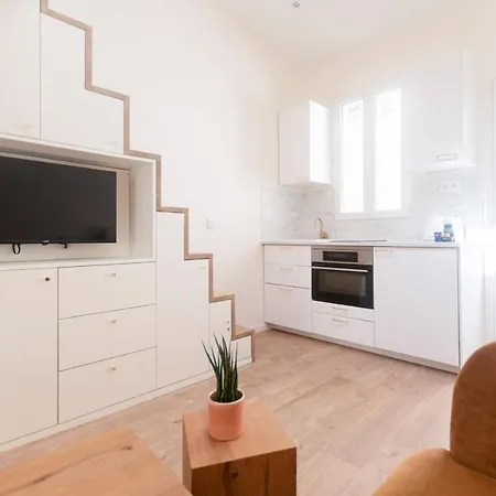 아파트 Beautiful Studio In A Small House Near Eiffel Tower