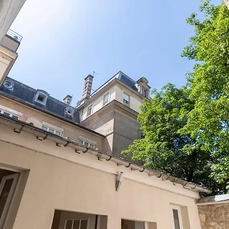 Beautiful Studio In A Small House Near Eiffel Tower