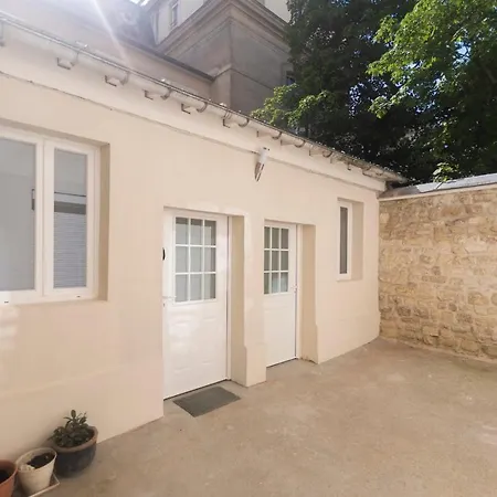 아파트 Beautiful Studio In A Small House Near Eiffel Tower 파리