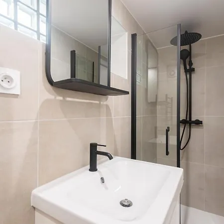 Beautiful Studio In A Small House Near Eiffel Tower 아파트